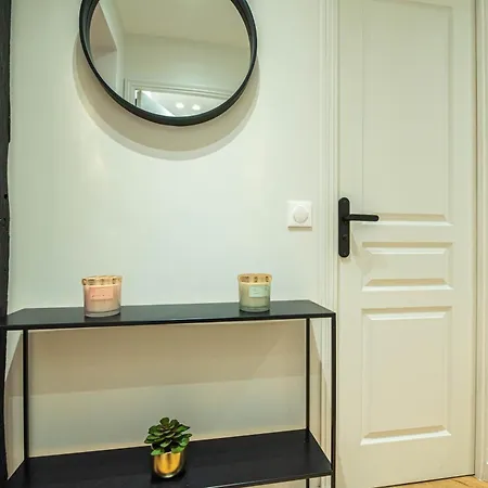 Luxury In Center Apartment