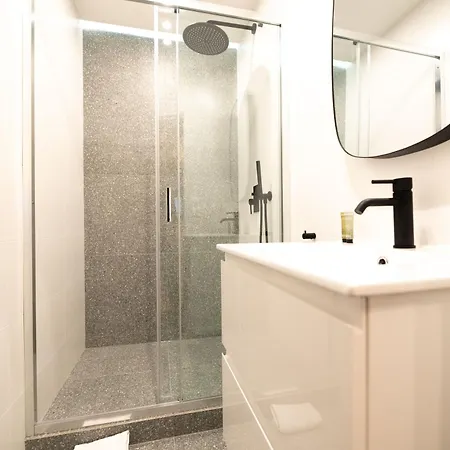 Luxury In Center Apartment